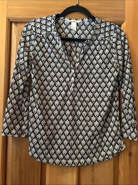 H&M Black and White Leaf-Print V-Neck Blouse